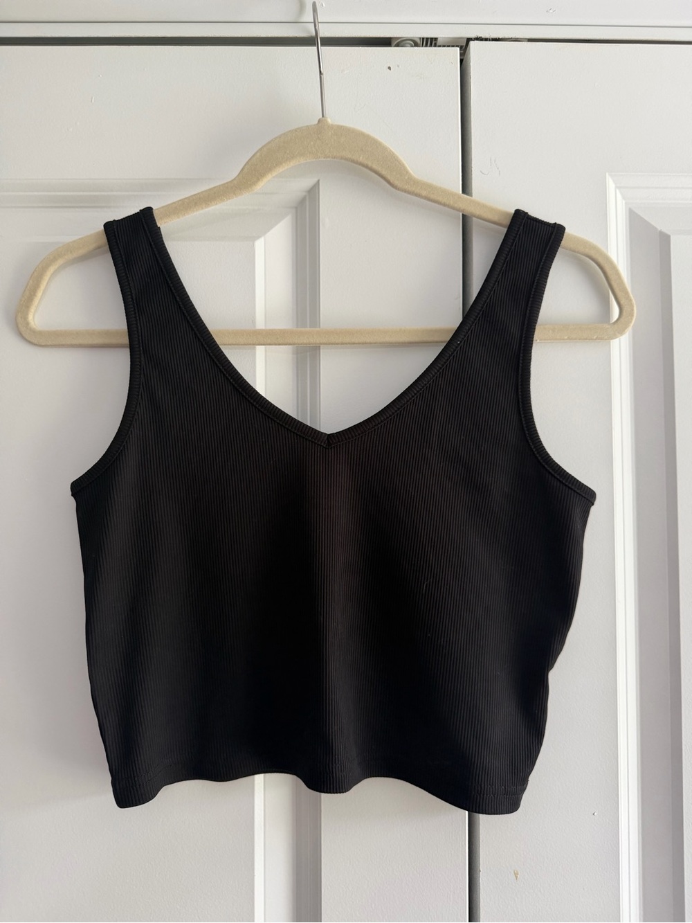 Everyday Ribbed V-Neck Cropped Tank Top - Black